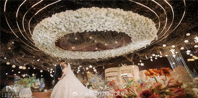 浪漫别致的复古油画风婚礼层叠的鲜花与线条的设计让舞台整体造型更